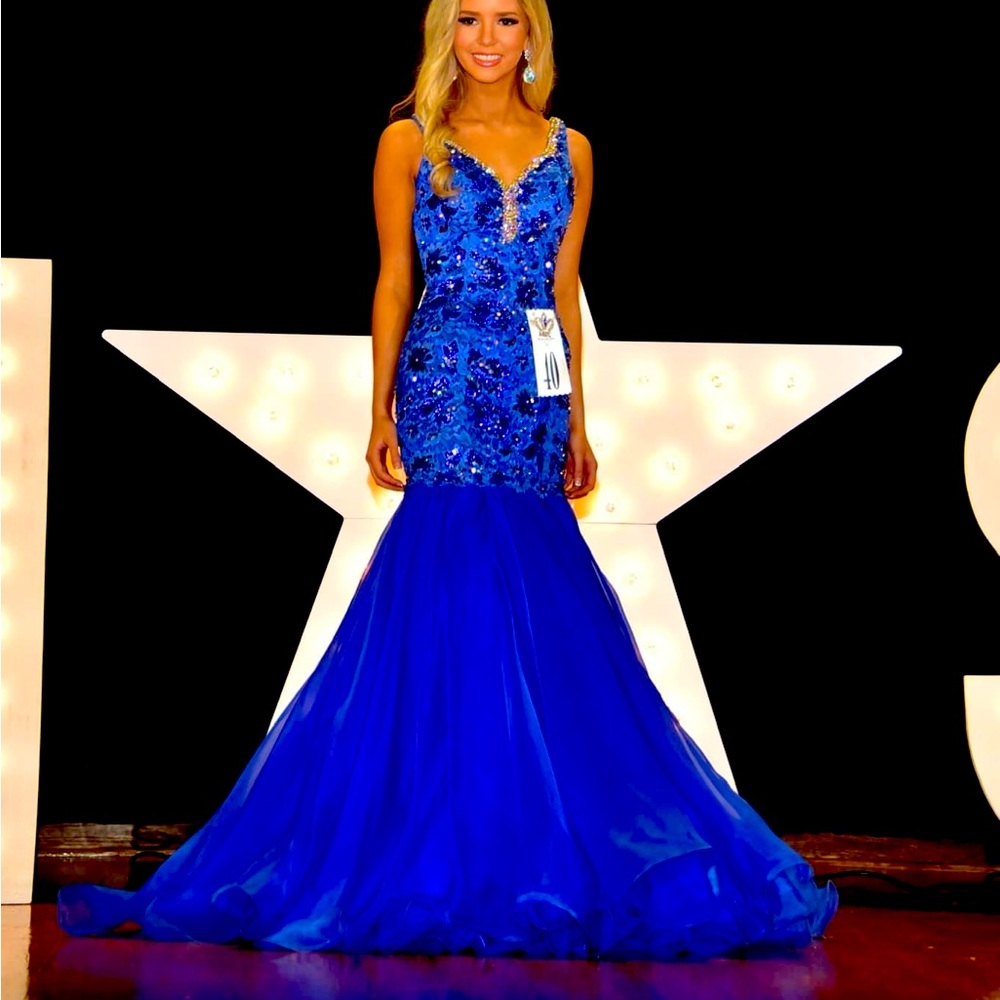 Stunning Jonathan Kayne gown. Size 0 but could be let out to fit a 2